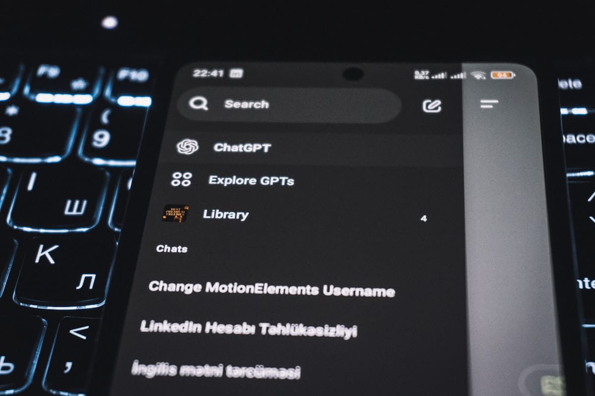 Pencarian melalui ChatGPT di smartphone sebagai contoh answer engine optimization