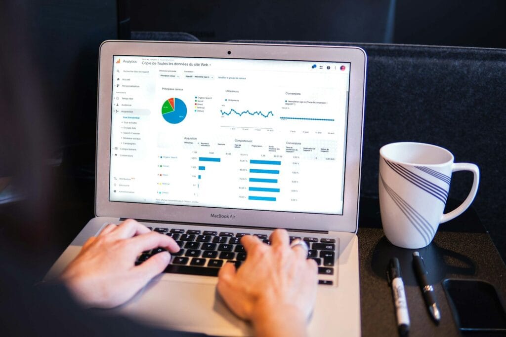 Laporan performa SEO menampilkan metrik ranking dan konversi sebagai bukti hasil terukur