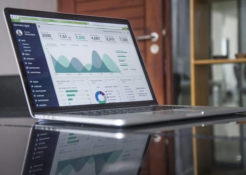 Analisis data pertumbuhan bisnis dari traffic organik SEO di layar laptop