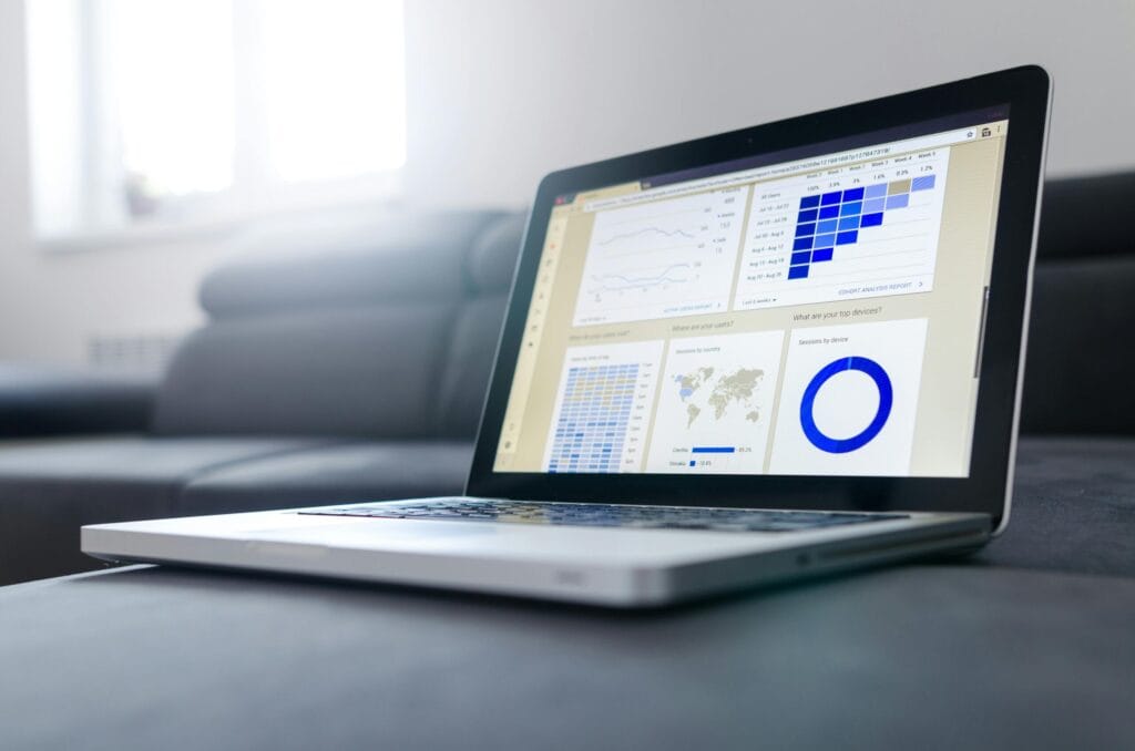 Tim SEO agency menganalisis data keyword dan ranking Google