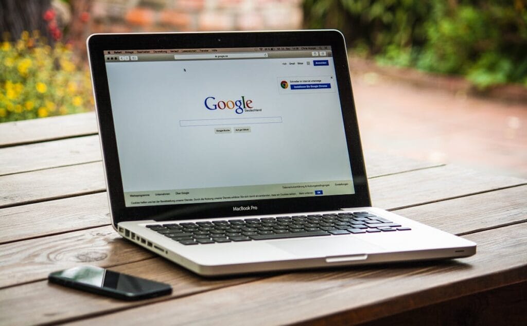 MacBook menampilkan Google Search untuk website SEO ready